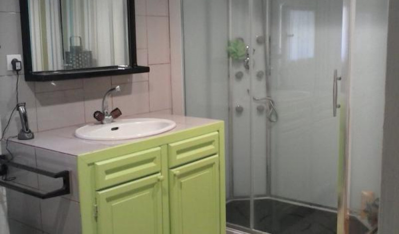 Salle de douche et lavabo